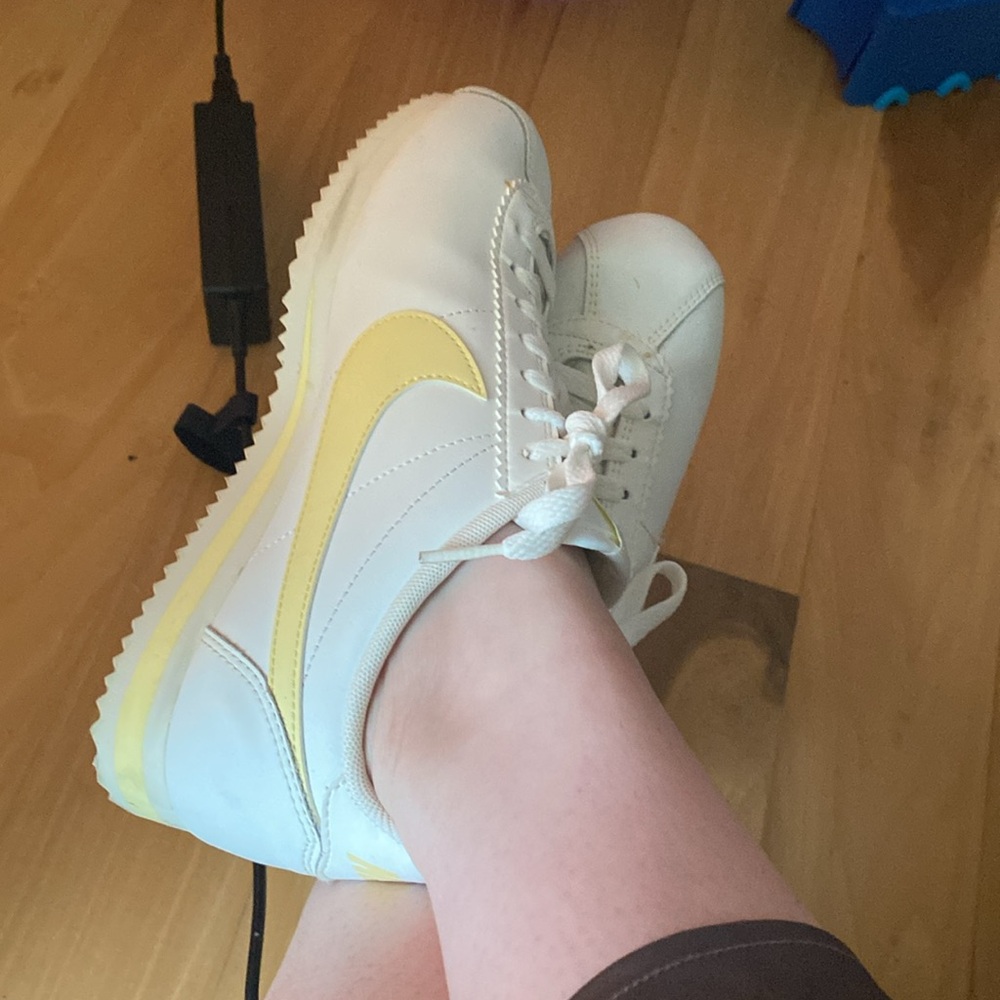 Nike Women’s White Sneakers with Pale Yellow Swoosh - Picture 5 of 6